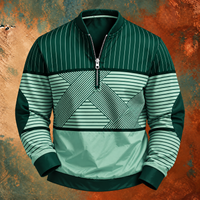 Dezelfde gestreepte pullover met halve rits in een groene uitvoering met mintgroene banen, vooraanzicht tegen een roestkleurige achtergrond. 6