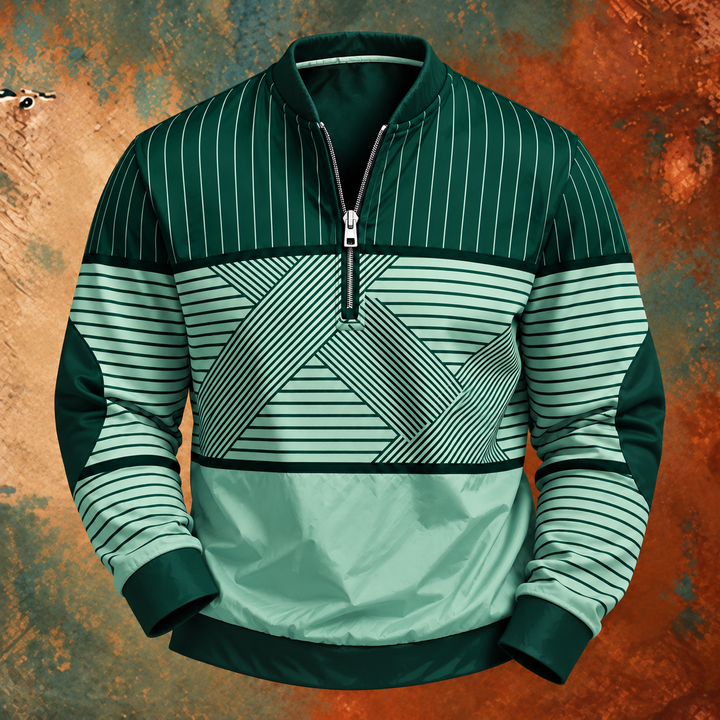 Dezelfde gestreepte pullover met halve rits in een groene uitvoering met mintgroene banen, vooraanzicht tegen een roestkleurige achtergrond. 6