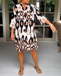 Trendiges Kleid mit kurzen Ärmeln und abstraktem Print & lockerem Schnitt – Liora