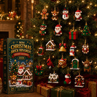 Verlichte kerstboom vol opgehangen bouwsteenfiguurtjes, met de doos links en ingepakte cadeaus onderaan. 7