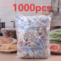 Zak vol elastische deksels met gekleurde randen voor een keukenachtergrond met afgedekte borden vlees, pasta en groenten. 3