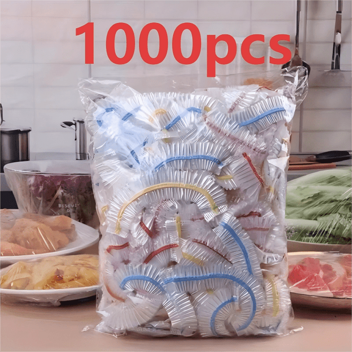 Zak vol elastische deksels met gekleurde randen voor een keukenachtergrond met afgedekte borden vlees, pasta en groenten. 3