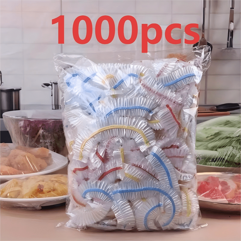 Zak vol elastische deksels met gekleurde randen voor een keukenachtergrond met afgedekte borden vlees, pasta en groenten. 3