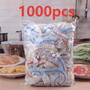 Zak vol elastische deksels met gekleurde randen voor een keukenachtergrond met afgedekte borden vlees, pasta en groenten. 3