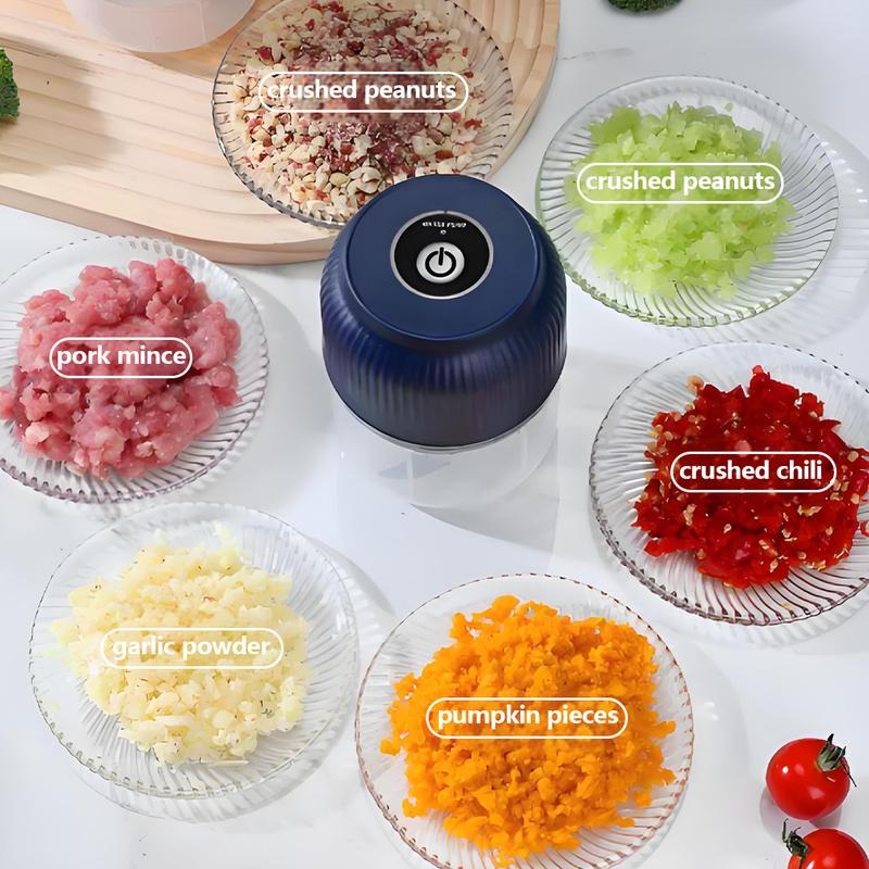 Bovenaanzicht van de hakmolen omringd door glazen bordjes met gehakte noten, gehakt vlees, knoflook, pompoen, chili en groenten. 5