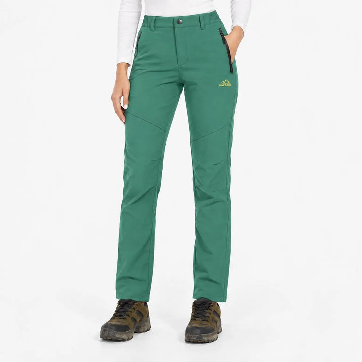 Voorkant van de groene broek met elastische tailleband, gedragen met wandelschoenen 13