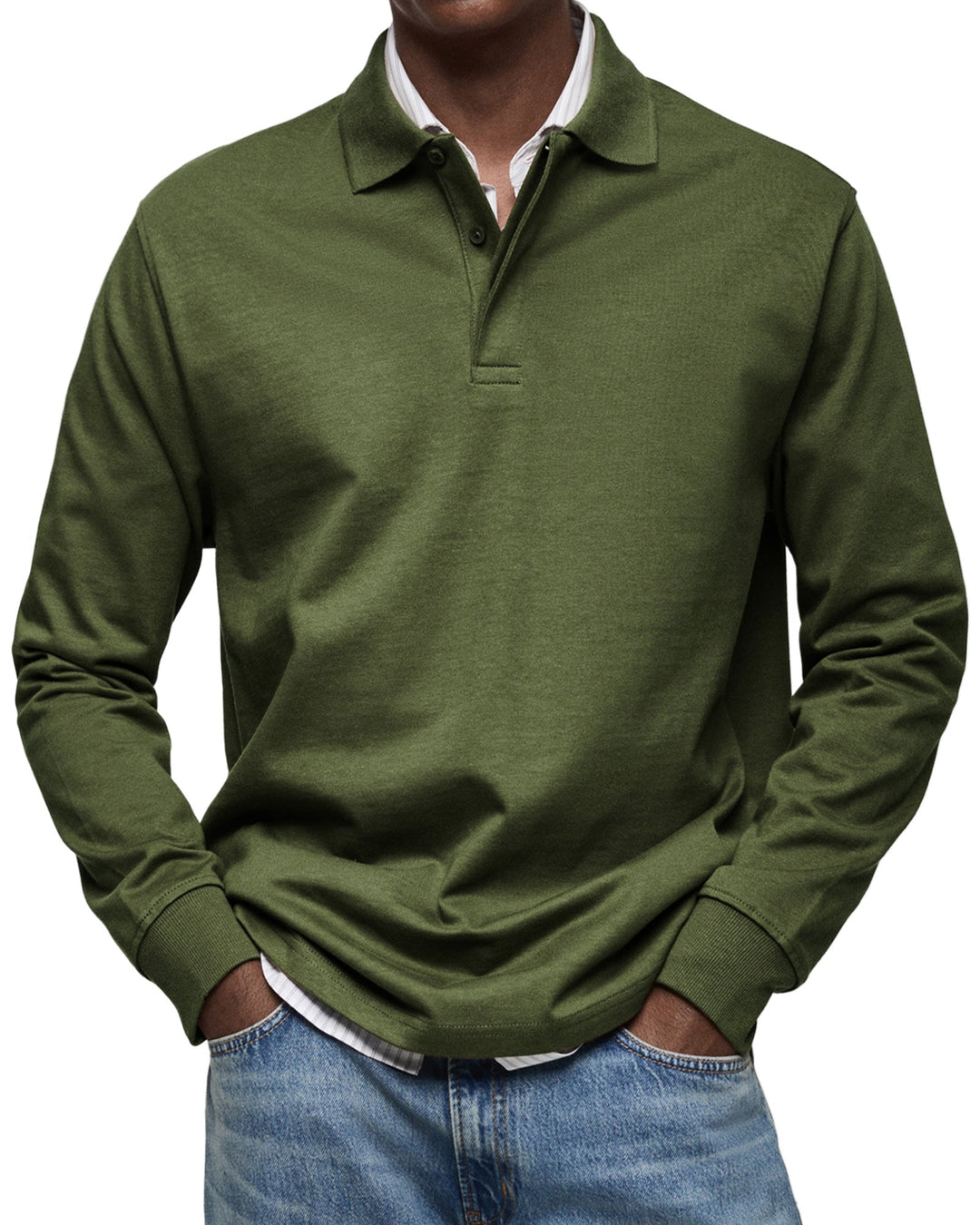 Man draagt het poloshirt met lange mouwen in donkergroen, met kraag, ribboorden en een spijkerbroek. 10