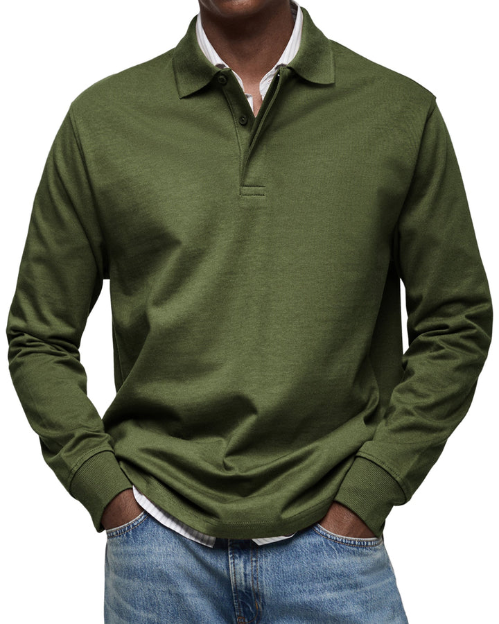 Man draagt het poloshirt met lange mouwen in donkergroen, met kraag, ribboorden en een spijkerbroek. 10