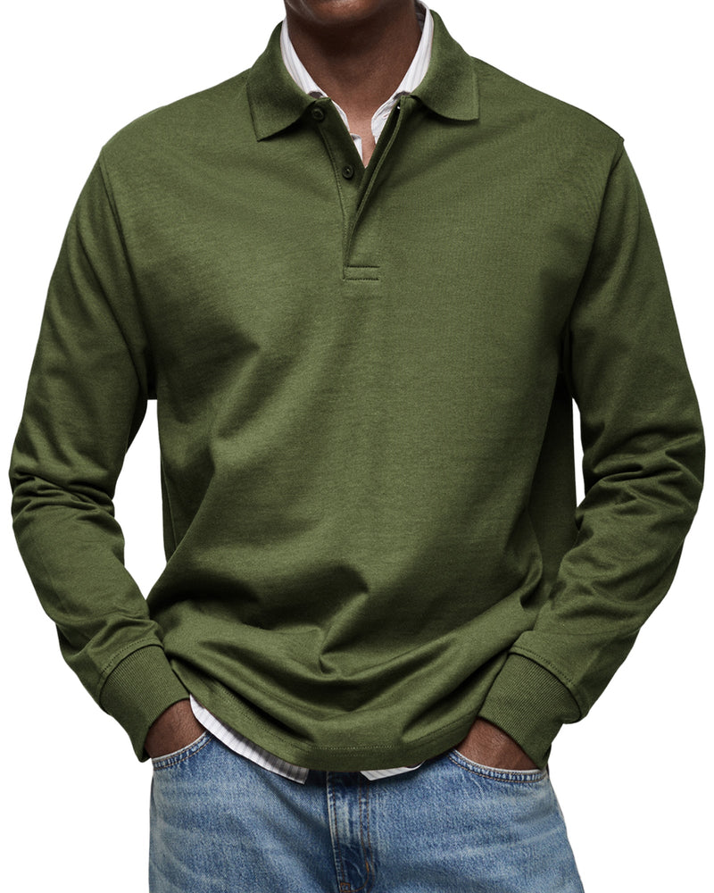 Man draagt het poloshirt met lange mouwen in donkergroen, met kraag, ribboorden en een spijkerbroek. 10