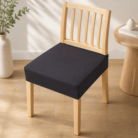 Houten stoel met een donkerblauwe tot zwarte gejacquardde zitting hoes, naast een ronde houten bijzettafel en een vaas. 10