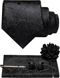 Paisleyset in zwart-op-zwart jacquard, groot in beeld: das, pochet, manchetknopen, dasspeld en een zwarte bloemvormige reversspeld. 37