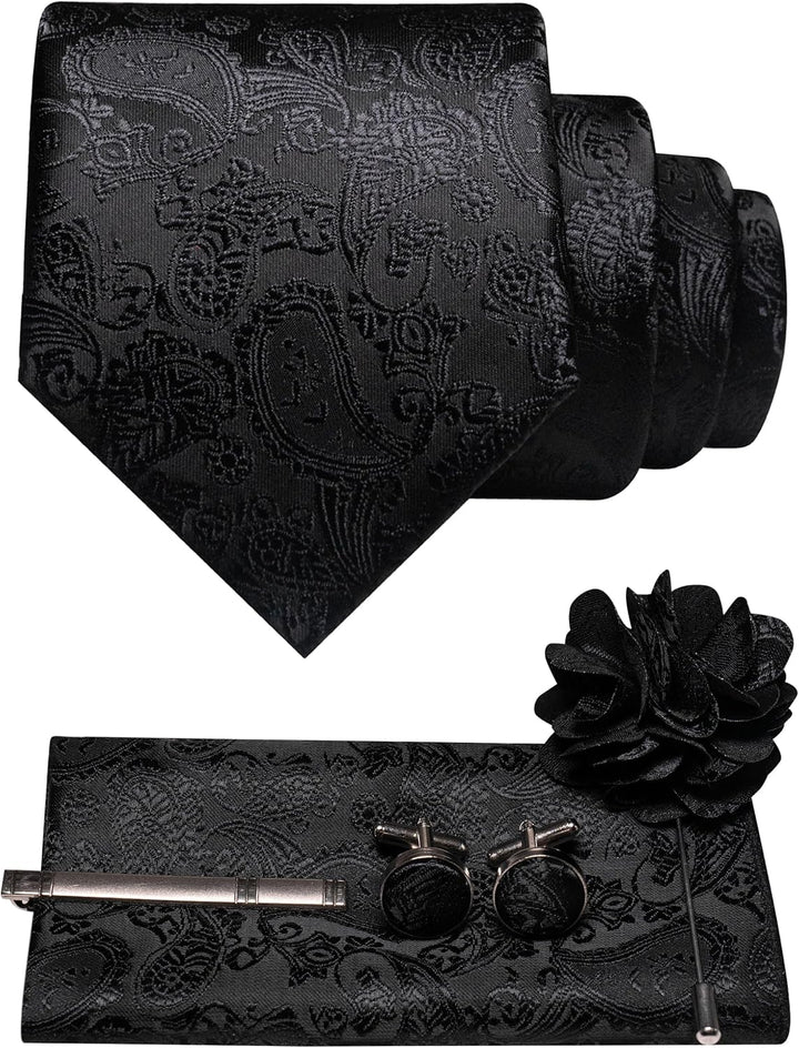 Paisleyset in zwart-op-zwart jacquard, groot in beeld: das, pochet, manchetknopen, dasspeld en een zwarte bloemvormige reversspeld. 37
