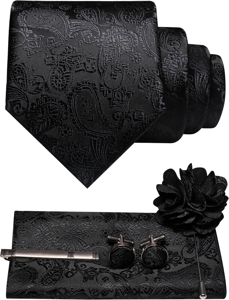 Paisleyset in zwart-op-zwart jacquard, groot in beeld: das, pochet, manchetknopen, dasspeld en een zwarte bloemvormige reversspeld. 37