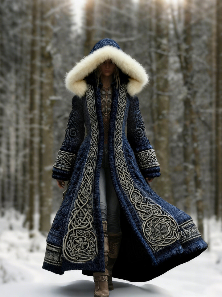 Dezelfde jas in donkerblauw, gedragen door een model in het besneeuwde bos, met bewerkte voorpanden en mouwboorden 2