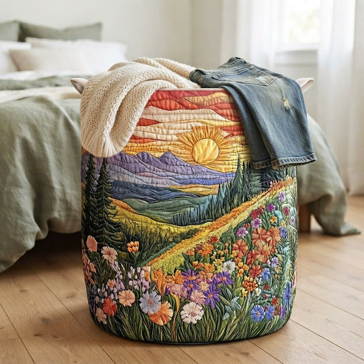 Mand op een houten vloer naast een bed, met een gebreid vest en een spijkerbroek over de rand gelegd. 4