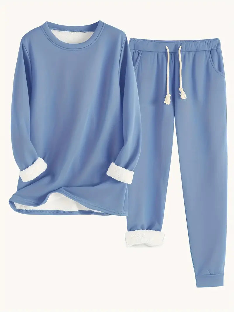Tweedelige set in blauw: ronde-halstrui en joggingbroek met trekkoord, omgeslagen mouwen tonen witte fleecevoering 1