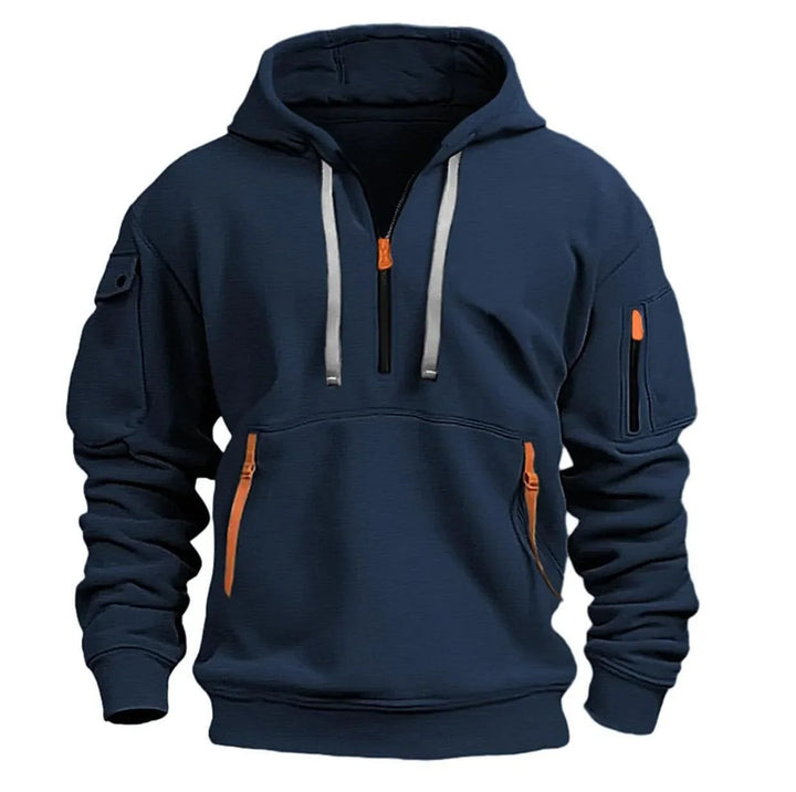 Donkerblauwe hoodie van voren met lichtgrijze trekkoorden, oranje ritstrekkers en een zak met klep op de mouw. 4