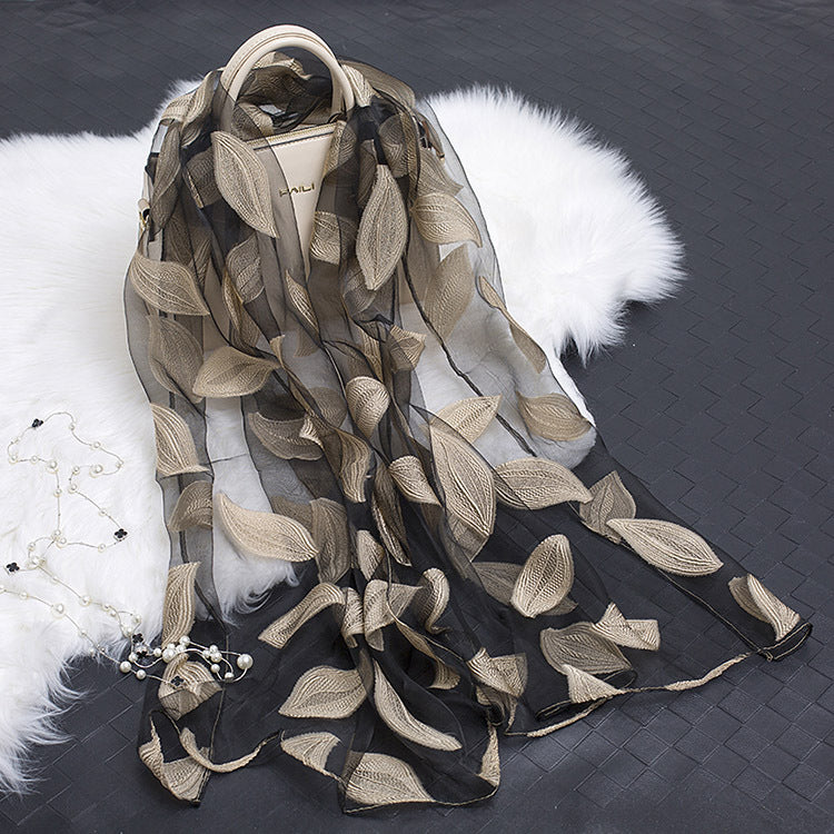 Trendiger Damen-Seidenschal mit Blumenmuster und ausgestanzten Designs – Fiora (1+1 GRATIS)