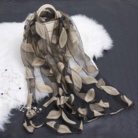 Trendiger Damen-Seidenschal mit Blumenmuster und ausgestanzten Designs – Fiora (1+1 GRATIS)