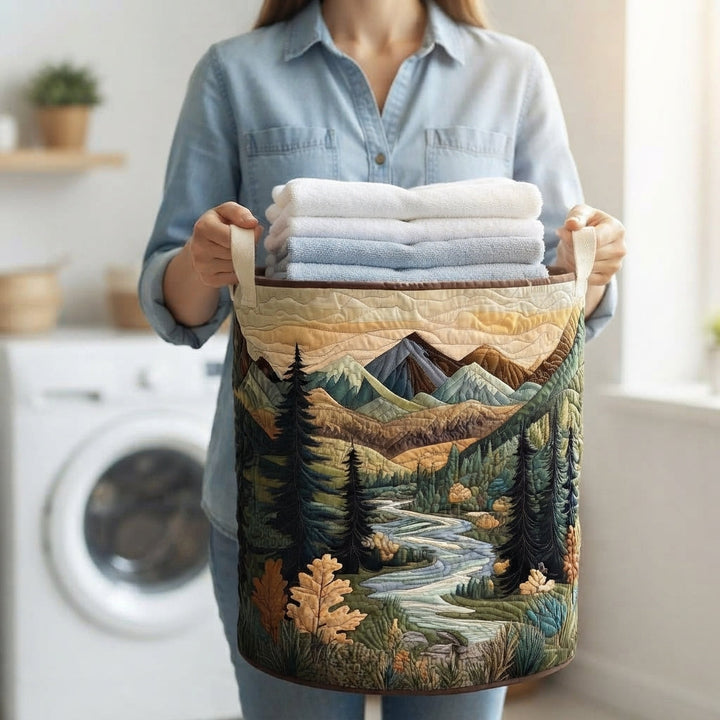 Vrouw in spijkerblouse draagt de mand aan de handvatten, gevuld met opgevouwen handdoeken, voor een wasmachine. 3