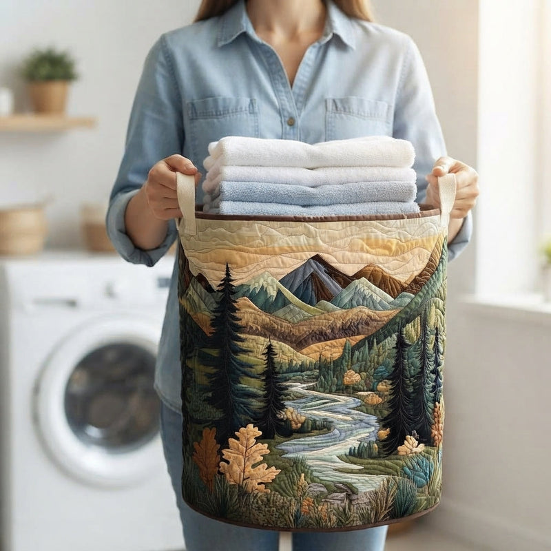 Vrouw in spijkerblouse draagt de mand aan de handvatten, gevuld met opgevouwen handdoeken, voor een wasmachine. 3