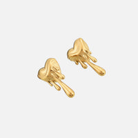 Het paar gouden hartoorbellen met druppels schuin van boven gefotografeerd, zodat de reliëfdruppels en de vorm goed zichtbaar zijn. 2