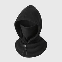 Zwarte fleece bivakmuts met capuchon, gezichtsbedekking en trekkoord met stopper, schuin van voren gefotografeerd 7