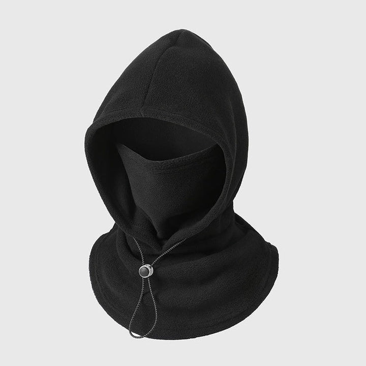 Zwarte fleece bivakmuts met capuchon, gezichtsbedekking en trekkoord met stopper, schuin van voren gefotografeerd 7