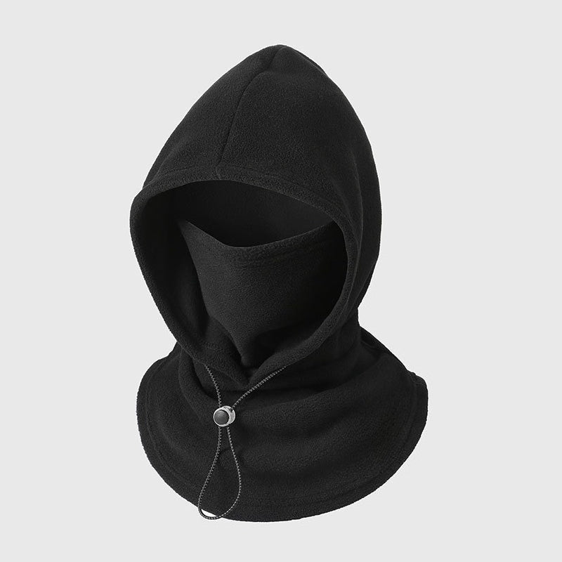 Zwarte fleece bivakmuts met capuchon, gezichtsbedekking en trekkoord met stopper, schuin van voren gefotografeerd 7