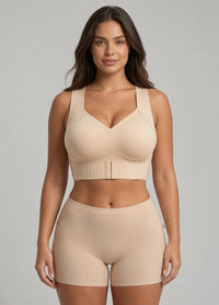 Model draagt de beige steunbeha met brede bandjes en haakjes aan de voorkant, gecombineerd met een beige boxershort, vooraanzicht. 1