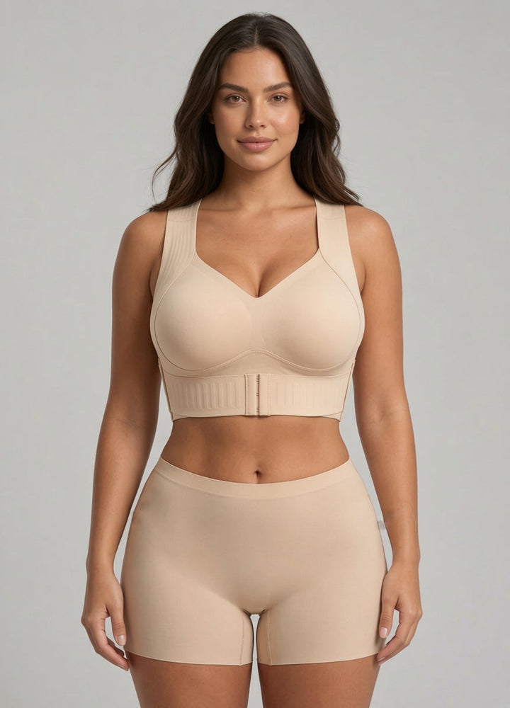 Model draagt de beige steunbeha met brede bandjes en haakjes aan de voorkant, gecombineerd met een beige boxershort, vooraanzicht. 1