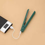 Groene mini-stijltang open op een perzikkleurige ondergrond, via een wit usb-kabeltje aangesloten op een zwarte powerbank met display. 1