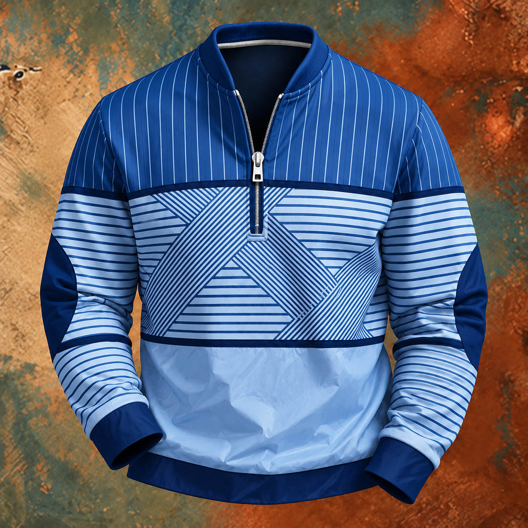 Dezelfde gestreepte pullover met halve rits in een blauwe uitvoering met lichtblauwe banen, vooraanzicht tegen een roestkleurige achtergrond. 4