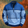 Dezelfde gestreepte pullover met halve rits in een blauwe uitvoering met lichtblauwe banen, vooraanzicht tegen een roestkleurige achtergrond. 4