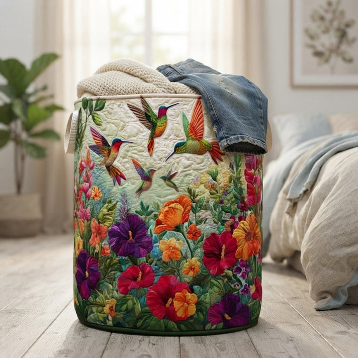 Mand op een houten vloer in de slaapkamer, gevuld met een gebreide trui en een spijkerbroek, met kolibries en bloemen. 4