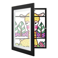 Zwart frame met openklapbaar front, waarin een gekleurde tekening van een alpaca tussen bomen te zien is. 1