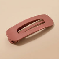 Matte terracotta haarclip schuin van opzij, met zichtbare sluiting en tandjes aan de binnenkant 9