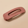 Matte terracotta haarclip schuin van opzij, met zichtbare sluiting en tandjes aan de binnenkant 9