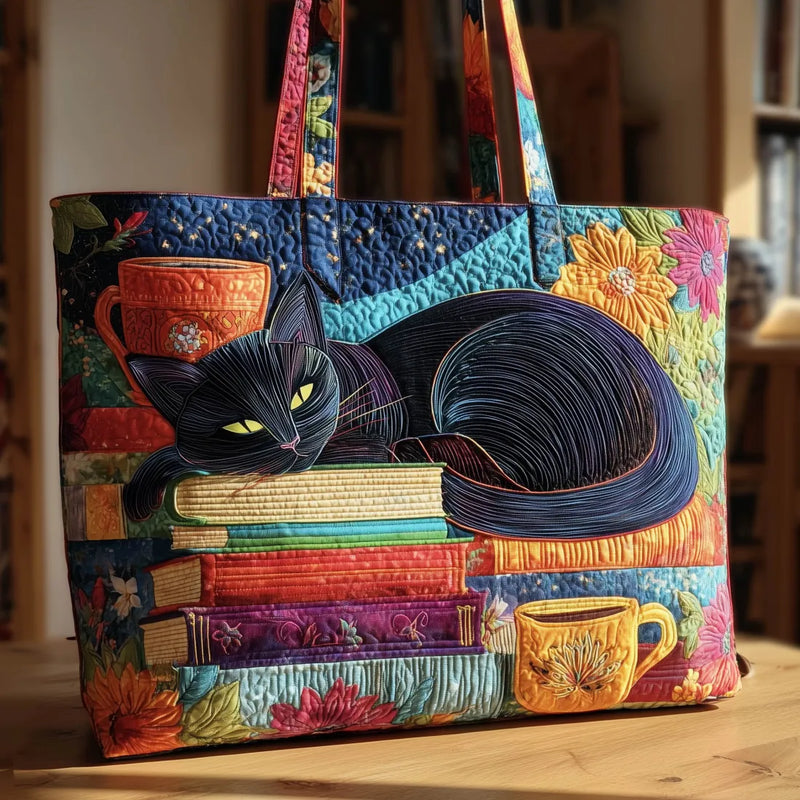 Gewatteerde draagtas met een slapende zwarte kat op een stapel kleurrijke boeken, tussen bloemen en twee bekers, op een houten tafel. 1