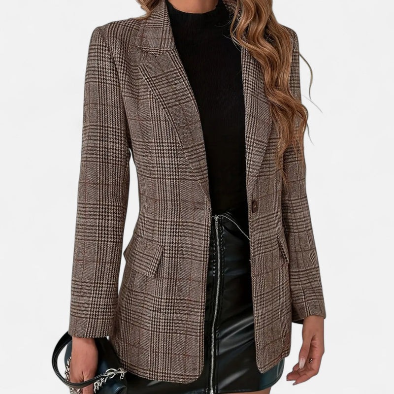 Voorkant van de bruine geruite blazer, open gedragen over een zwarte coltrui en een zwarte kunstleren rok, met klepzakken en een knoop. 1