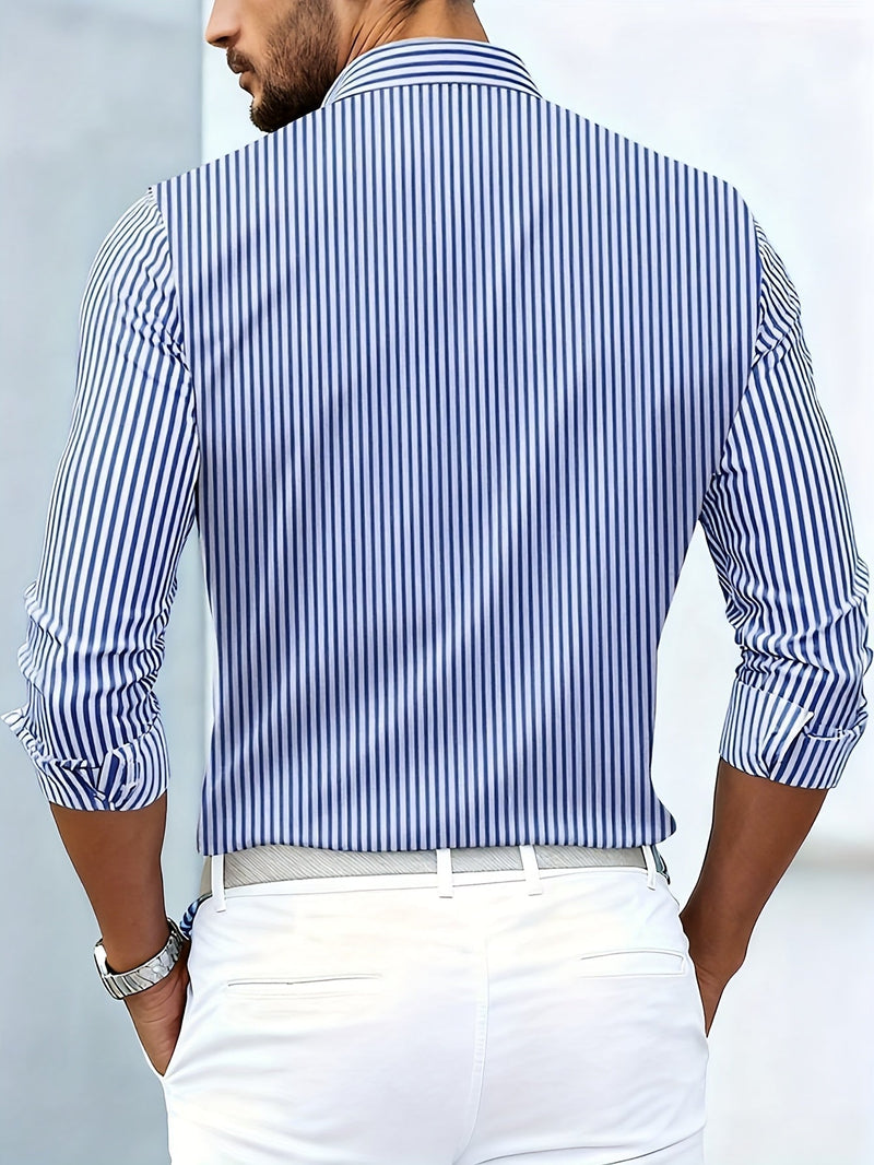 Achterkant van het blauw-wit gestreepte overhemd met omgeslagen mouwen, gedragen door een man in een witte broek. 8