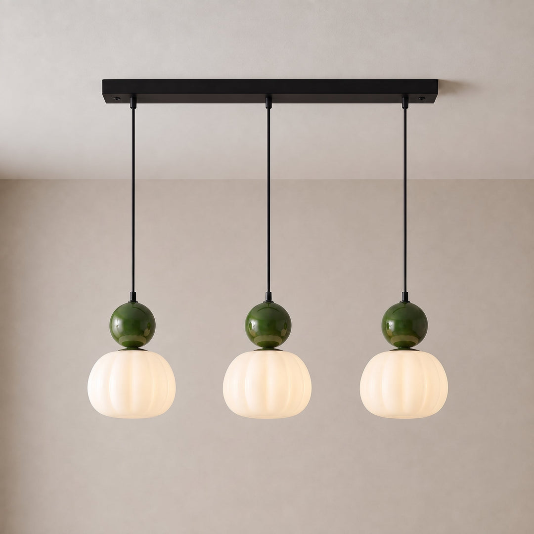 Driedelige hanglamp met drie donkergroene bollen en geribbelde witte kappen aan een zwarte langwerpige plafondplaat 10