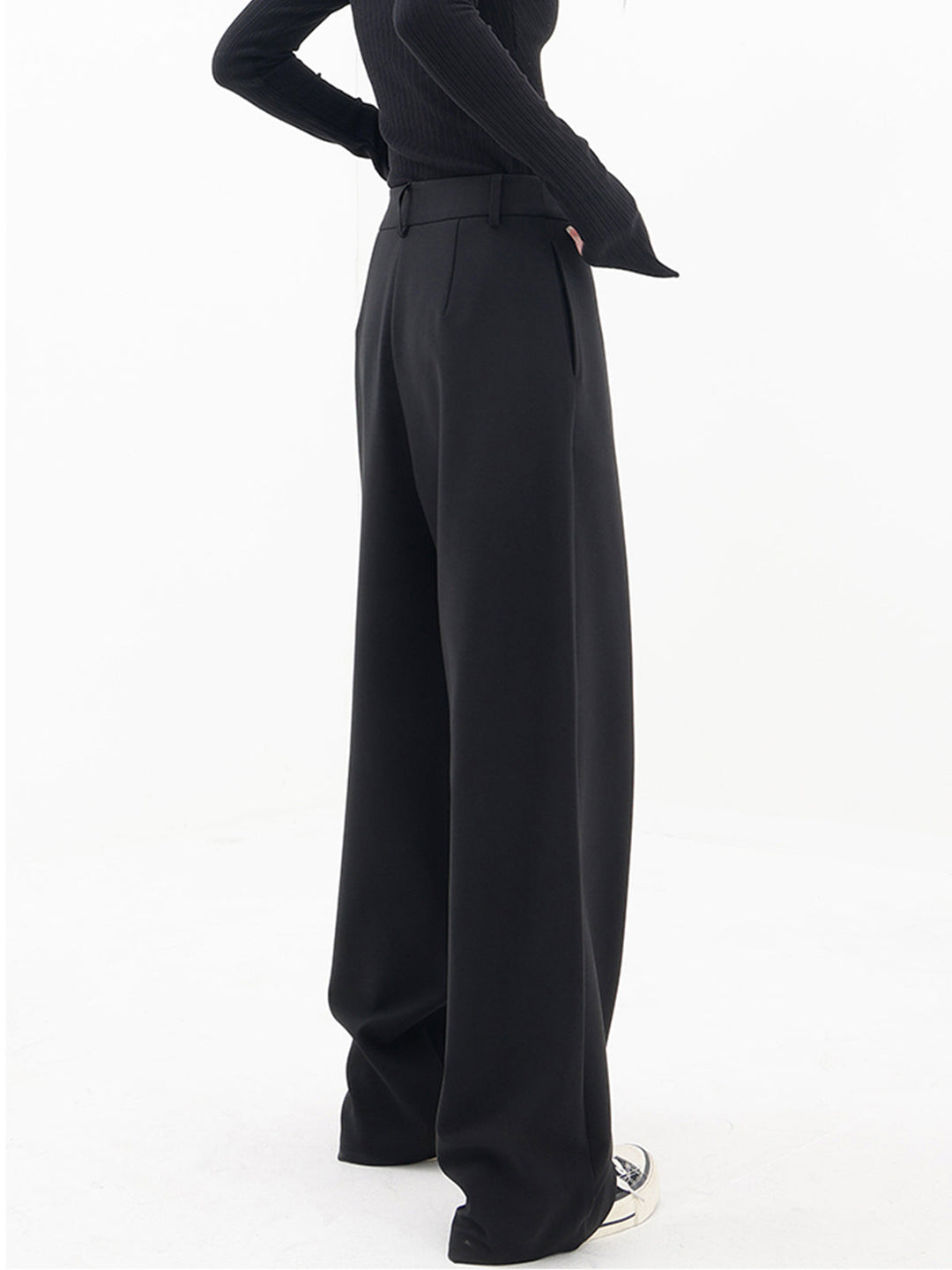 Asymmetrische weite Damenhose mit Doppelknopf – Noa