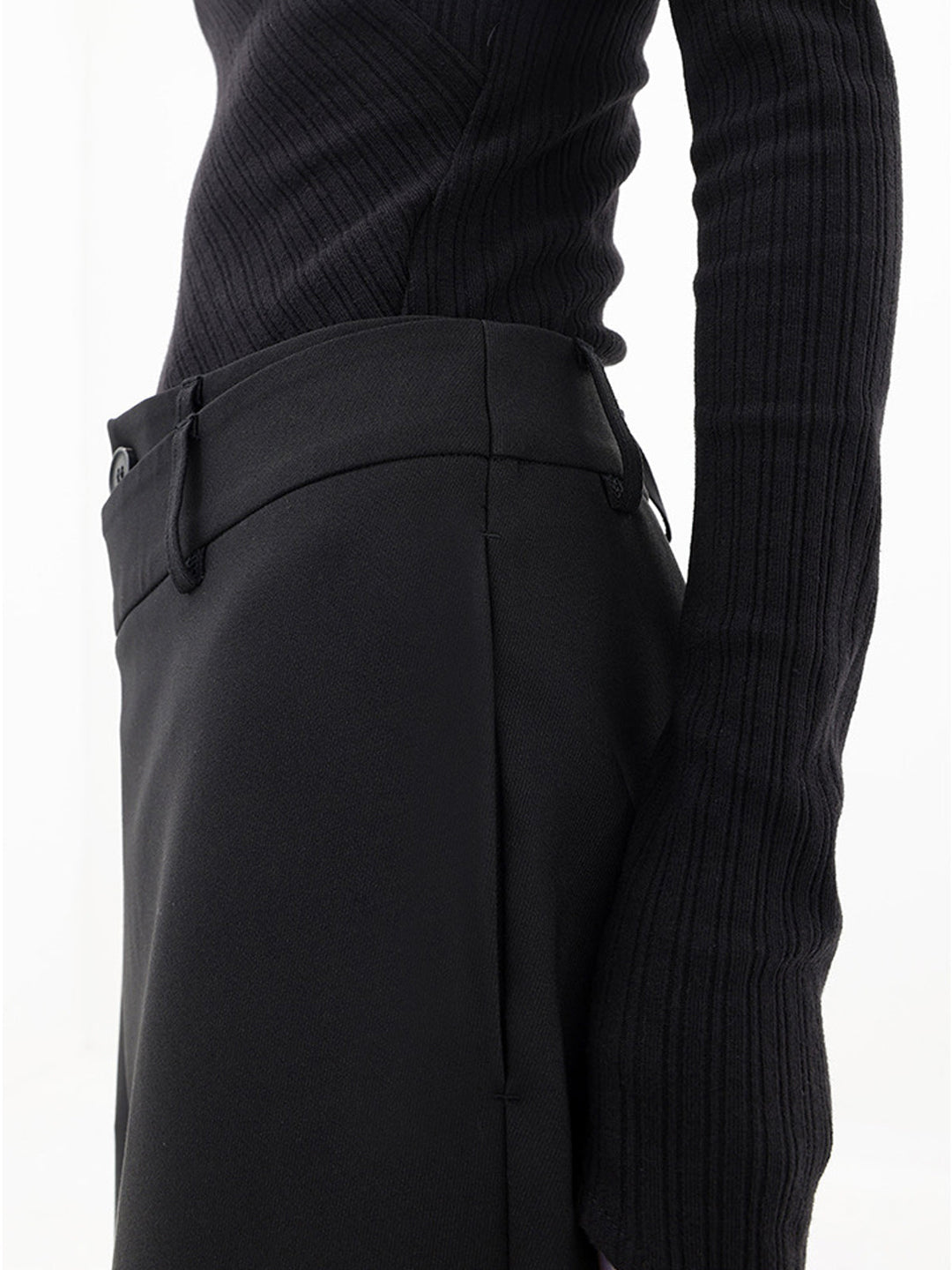 Asymmetrische weite Damenhose mit Doppelknopf – Noa