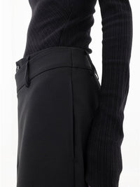 Asymmetrische weite Damenhose mit Doppelknopf – Noa