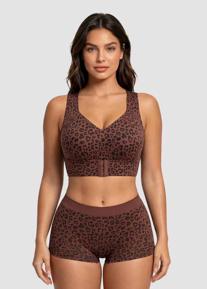 Model draagt de beha en bijpassende short in bruine luipaardprint, vooraanzicht met voorsluiting. 8