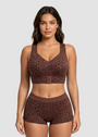 Model draagt de beha en bijpassende short in bruine luipaardprint, vooraanzicht met voorsluiting. 8