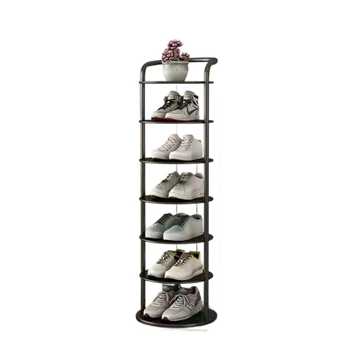 Zwart rek met zeven niveaus op witte achtergrond, gevuld met sneakers en een plantje bovenop 16