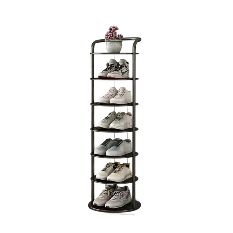 Zwart rek met zeven niveaus op witte achtergrond, gevuld met sneakers en een plantje bovenop 16