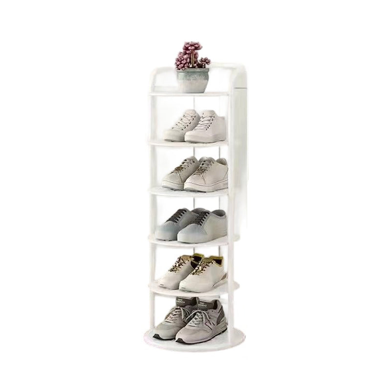 Wit rek met zes niveaus op witte achtergrond, gevuld met sneakers en een plantje bovenop 12